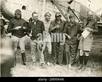 Die Ankunft des Flugzeugs des American World Flight in Croydon, England, im Jahr 1924. Neben dem Douglas World Cruiser Boston sind sie von links: LT. Lowell Herbert Smith, LT. Leslie P. Arnold, Staff. Sergeant Henry H. Ogden, LT. Jack Harding, LT. Leigh P. Wade und LT. Erik Nelson. Stockfoto