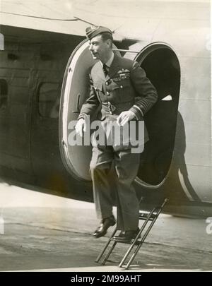 HM King George VI (in RAF-Uniform) verlässt einen De Havilland Flamingo-Transport während einer Inspektion einer Flugzeugfabrik am 15. August 1940. Stockfoto