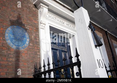 Das Chatham House, das unabhängige politische Institut, ist auch bekannt als Royal Institute of International Affairs, an der 10, St. James's Square und auch die Rede von drei Premierministern - William Pitt, Earl of Derby und William Gladstone, am 17. Januar 2023 in London, England. Stockfoto