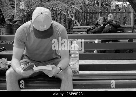 Ein Paar macht eine Siesta in einem Park in Sorrento Stockfoto