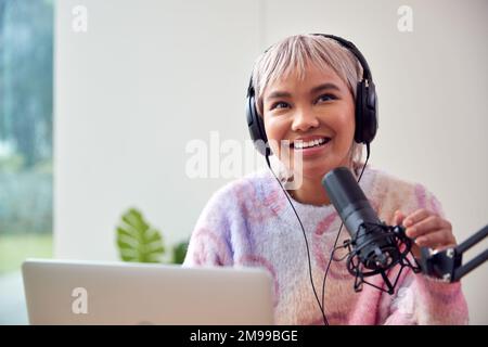Frau Nimmt Podcasts Oder Radiosendungen Im Studio Zu Hause Mit Einem Laptop Auf Stockfoto