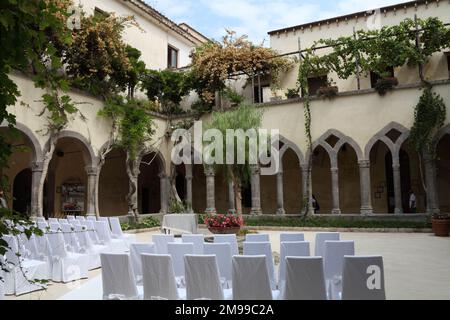 Hochzeitsbestuhlung im wunderschönen Innenhof des Chiostro di San Francesco aus dem 14. Jahrhundert, Sorrent, Kampanien, Italien Stockfoto