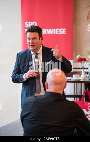 Berlin, Deutschland. 16. Januar 2023. Hubertus Heil, Bundesminister für Arbeit und Soziales, war Gast bei SPD Weberwiese (Berlin). Auf dem Podium mit ihm stand Dr. Viola Mattathil-Reuther, die Vorsitzende der SPD Weberwiese, die als direkte Kandidatin für das Berliner Landesparlament kandidiert. Die Veranstaltung fand am 16. Januar 2023 im historischen Café Sybille in der Karl-Marx-Allee statt. (Foto: Ralph Pache/PRESSCOV/Sipa USA) Guthaben: SIPA USA/Alamy Live News Stockfoto