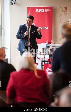 Berlin, Deutschland. 16. Januar 2023. Hubertus Heil, Bundesminister für Arbeit und Soziales, war Gast bei SPD Weberwiese (Berlin). Auf dem Podium mit ihm stand Dr. Viola Mattathil-Reuther, die Vorsitzende der SPD Weberwiese, die als direkte Kandidatin für das Berliner Landesparlament kandidiert. Die Veranstaltung fand am 16. Januar 2023 im historischen Café Sybille in der Karl-Marx-Allee statt. (Foto: Ralph Pache/PRESSCOV/Sipa USA) Guthaben: SIPA USA/Alamy Live News Stockfoto