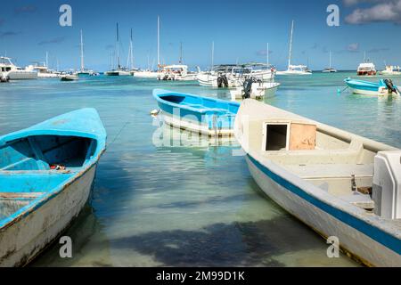 Boote am Strandhafen in der karibik Saona Island, Punta Cana, Dominikanisch Stockfoto