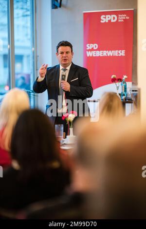 Berlin, Deutschland. 16. Januar 2023. Hubertus Heil, Bundesminister für Arbeit und Soziales, war Gast bei SPD Weberwiese (Berlin). Auf dem Podium mit ihm stand Dr. Viola Mattathil-Reuther, die Vorsitzende der SPD Weberwiese, die als direkte Kandidatin für das Berliner Landesparlament kandidiert. Die Veranstaltung fand am 16. Januar 2023 im historischen Café Sybille in der Karl-Marx-Allee statt. (Foto: Ralph Pache/PRESSCOV/Sipa USA) Guthaben: SIPA USA/Alamy Live News Stockfoto