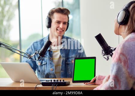 Verbinden Sie Die Aufnahme Von Podcasts Oder Rundfunkinterviews Im Studio Zu Hause Mit Einem Digitalen Tablet Stockfoto