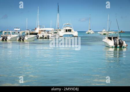 Boote am Strandhafen in der karibik Saona Island, Punta Cana, Dominikanisch Stockfoto