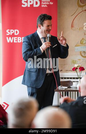 Berlin, Deutschland. 16. Januar 2023. Hubertus Heil, Bundesminister für Arbeit und Soziales, war Gast bei SPD Weberwiese (Berlin). Auf dem Podium mit ihm stand Dr. Viola Mattathil-Reuther, die Vorsitzende der SPD Weberwiese, die als direkte Kandidatin für das Berliner Landesparlament kandidiert. Die Veranstaltung fand am 16. Januar 2023 im historischen Café Sybille in der Karl-Marx-Allee statt. (Foto: Ralph Pache/PRESSCOV/Sipa USA) Guthaben: SIPA USA/Alamy Live News Stockfoto