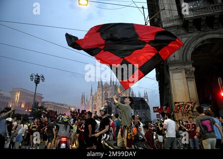 Mailand-Italien 22. Mai 2022: Die Fußballfans des AC Mailand feiern nach dem Sieg der italienischen Fußballliga Serie A auf dem Platz des Duomo Stockfoto