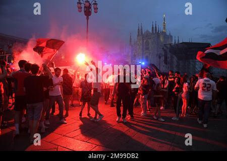 Mailand-Italien 22. Mai 2022: Die Fußballfans des AC Mailand feiern nach dem Sieg der italienischen Fußballliga Serie A auf dem Platz des Duomo Stockfoto