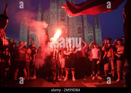 Mailand-Italien 22. Mai 2022: Die Fußballfans des AC Mailand feiern nach dem Sieg der italienischen Fußballliga Serie A auf dem Platz des Duomo Stockfoto