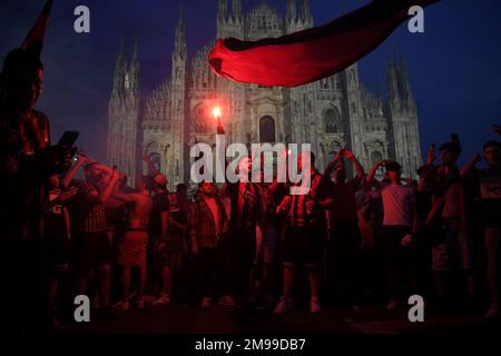 Mailand-Italien 22. Mai 2022: Die Fußballfans des AC Mailand feiern nach dem Sieg der italienischen Fußballliga Serie A auf dem Platz des Duomo Stockfoto