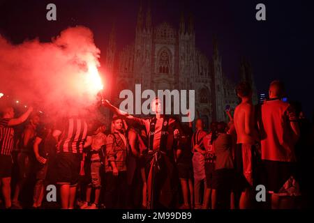 Mailand-Italien 22. Mai 2022: Die Fußballfans des AC Mailand feiern nach dem Sieg der italienischen Fußballliga Serie A auf dem Platz des Duomo Stockfoto