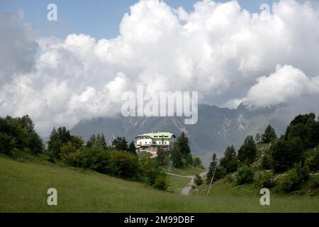 Berghütte umgeben von weißen Wolken auf den Alpen rund um den Comer See Stockfoto