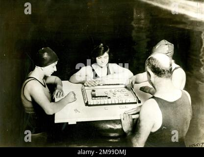 Leute, die das chinesische Brettspiel Mahjong (Mah Jong) spielen, am Pool des Ambassador Hotel, Atlantic City, USA, April 1924. Stockfoto