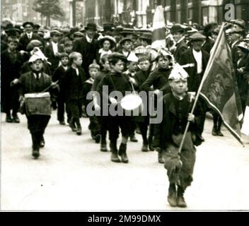 Ruft die Reserven, Jungs, die in Whitehall, London (Biscuit Tin Band), am 5. August 1914, zu Beginn des Ersten Weltkriegs, aufmarschieren. Stockfoto