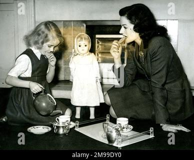 Margaret Lockwood, Schauspielerin, genießt eine Teeparty mit ihrer Tochter Julia, Spitzname Toots, Oktober 1947. Stockfoto