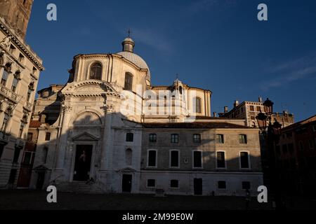 Sonnenuntergang auf einer venezianischen Kirche Stockfoto