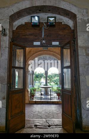 Ein Bild des Klosters der Fossanova-Abtei. Es befindet sich in Italien in der Region Latium, nicht weit von Rom entfernt. Stockfoto