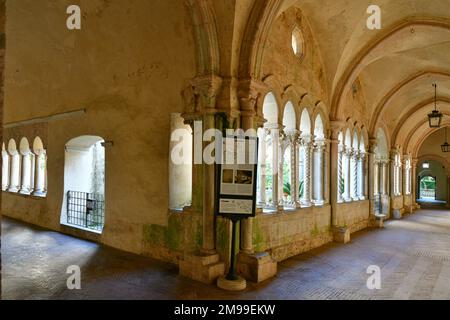 Ein Bild des Klosters der Fossanova-Abtei. Es befindet sich in Italien in der Region Latium, nicht weit von Rom entfernt. Stockfoto