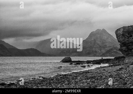 Meer, Felsen und Hügel in der Nähe von Elgol Stockfoto