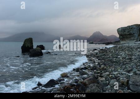 Meer, Felsen und Hügel in der Nähe von Elgol Stockfoto