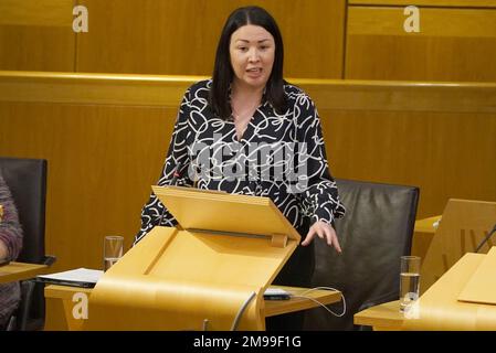 Monica Lennon, MSP Scottish Labour, anlässlich der Dringlichkeitsfrage im schottischen Parlament in Edinburgh, Nachdem der schottische Minister Alister Jack die Entscheidung der britischen Regierung bekannt gab, Abschnitt 35 des Scotland Act anzuwenden, um zu verhindern, dass das Gesetz zur Reform der Geschlechteranerkennung (Scotland) eine königliche Zustimmung erhält - dies ist das erste Mal, dass diese Befugnisse seit Holyrood im Jahr 1999 eingesetzt wurden. Foto: Dienstag, 17. Januar 2023. Stockfoto