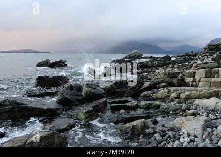 Meer, Felsen und Hügel in der Nähe von Elgol Stockfoto