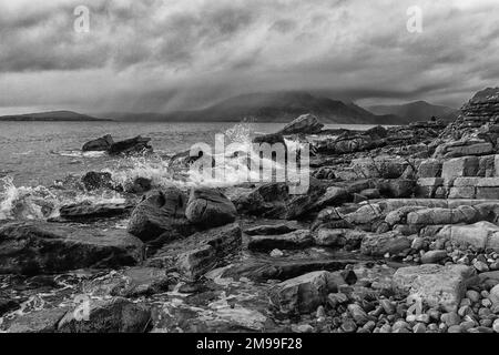 Meer, Felsen und Hügel in der Nähe von Elgol Stockfoto