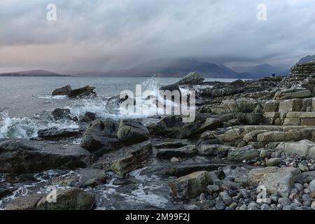 Meer, Felsen und Hügel in der Nähe von Elgol Stockfoto