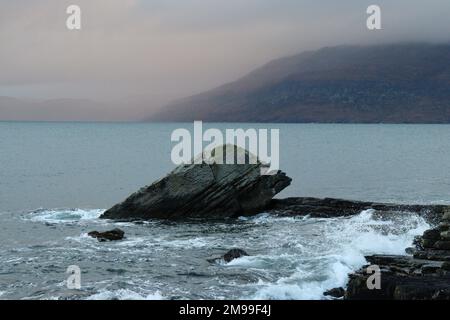 Meer, Felsen und Hügel in der Nähe von Elgol Stockfoto