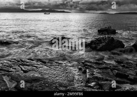 Meer, Felsen und Hügel in der Nähe von Elgol Stockfoto