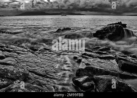 Meer, Felsen und Hügel in der Nähe von Elgol Stockfoto