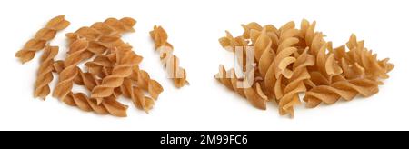 Wolegrain-Fusilli-Pasta aus Hartweizen, isoliert auf weißem Hintergrund mit voller Schärfentiefe. Draufsicht. Flach verlegt. Stockfoto