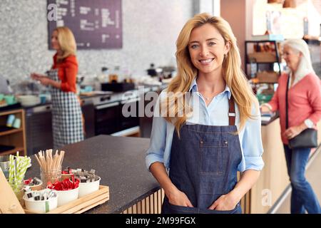 Porträt Einer Eigentümerin Oder Mitarbeiterin Im Café Oder Restaurant Stockfoto