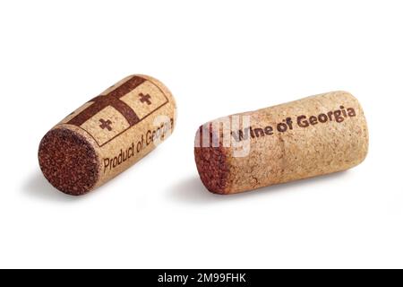 Holzkorken aus Flaschen mit georgischem Wein, isoliert auf Weiß Stockfoto