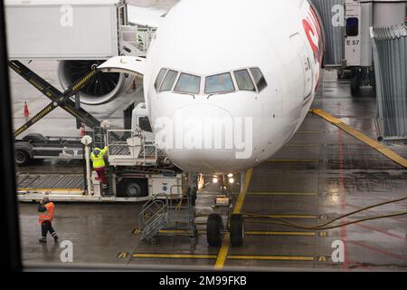 An regnerischen Tagen bereitet sich ein kommerzielles Flugzeug auf dem Parkplatz auf das Einsteigen in die Passagiere am Flughafen Venedig, Italien, vor Stockfoto