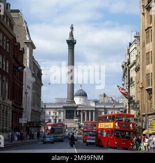 Blick in Richtung Trafalgar Square von Whitehall, London Stockfoto