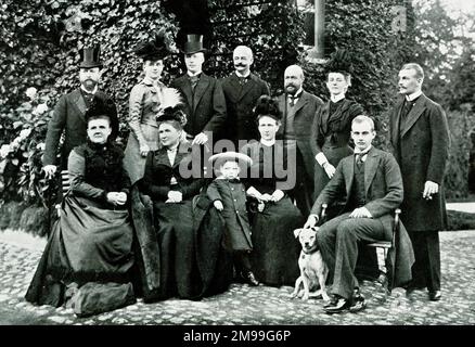 Königin Wilhelmina von Holland und Herzog Heinrich von Mecklenburg auf einem Gruppenfoto mit Herzog-Regent Johann Albrecht, Großherzog Friedrich August von Oldenburg, Herzog Paul Friedrich von Mecklenburg, Herzogin Sophie Charlotte von Oldenburg, Herzog Adolf Friedrich von Mecklenburg, Königin Mutter Emma von Holland, Großherzogin Mecklenburg, Marie von Mecklenburg Erbgroßherzog Nicolaus von Oldenburg, Großherzogin Elizabeth von Oldenburg, Großherzog Friedrich Franz IV. Von Mecklenburg. Stockfoto