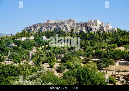 Der Tempel der Akropolis von Athen aus gesehen von der Agora in Griechenland an einem sonnigen Tag Stockfoto