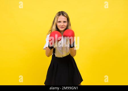 Eine bezaubernde Boxerin, die im Studio Schläge übt Stockfoto