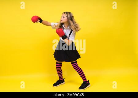 Eine bezaubernde Boxerin, die im Studio Schläge übt Stockfoto