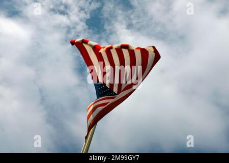 Blick auf die amerikanische Flagge im Wind aus dem unteren Winkel Stockfoto