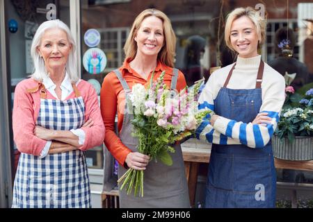 Porträt Von Weiblicher Eigentümerin Und Mitarbeiterin Im Blumenladen Stockfoto