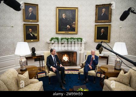 Washington, Usa. 17. Januar 2023. US-Präsident Joe Biden trifft am Dienstag, den 17. Januar 2023, den niederländischen Premierminister Mark Rutte im Oval Office des Weißen Hauses in Washington, DC. Biden wird die Zusammenarbeit bei der Beschränkung des Zugangs Chinas zur Halbleitertechnologie bei mehreren Besuchen von japanischen und niederländischen Führern in Washington erörtern. Foto Al Drago/UPI Kredit: UPI/Alamy Live News Stockfoto