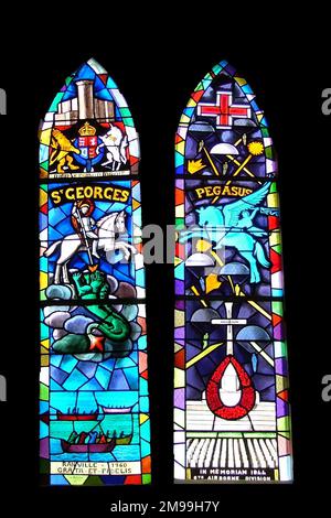 6. British Airborne Division Memorial Buntglasfenster Ranville Church Normandie. Stockfoto