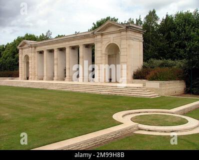 Das ist direkt gegenüber vom British war Cemetery. Es wurde von Philip Hepworth entworfen und trägt die Namen von !,805 Soldaten und Frauen des Commonwealth, die in der Schlacht um die Normandie gefallen sind. Die Inschrift sagt: "Wir, die von William erobert wurden, haben sein Vaterland befreit." Stockfoto