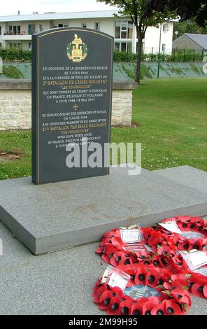 Das Denkmal befindet sich auf dem Gelände des Bayeux Memorial Museum und wurde am 7. Juni 2002 enthüllt. Er wurde von David Dewey entworfen und geschnitzt. Es erinnert an die Männer der Pompadours, die während des Krieges getötet wurden. Das Regiment kämpfte von Bayeux nach Norden nach Holland. Stockfoto