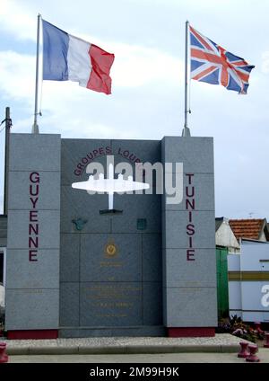 Im Jahr 1944 gehörten zwei französische Bombergeschwader, Groupe Guyenne und Groupe Tunisie, zur Gruppe Nr. 4 der RAF und erhielten die Nummern 346 und 347. In der Nacht vom 5. Juni 1944 überfielen sie Waffenpositionen in der Nähe von Grandcamp Maisy, wo das 1988 errichtete Denkmal ist. Stockfoto